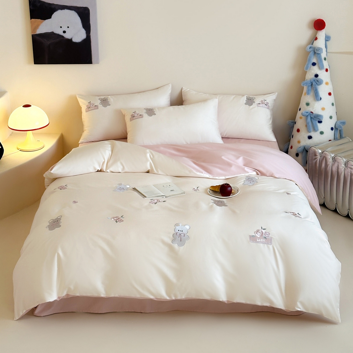 91家纺网 家纺一手货源 找家纺 爱缦 2026新款100s全棉四件套-熊小花系列 白拼粉