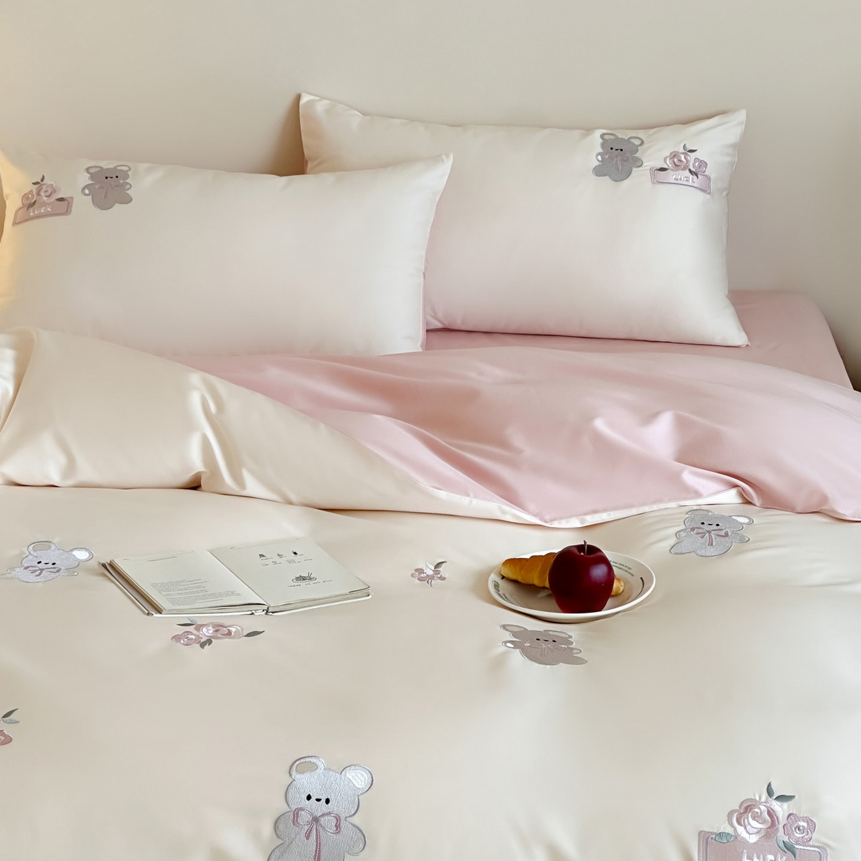 91家纺网 家纺一手货源 找家纺 爱缦 2026新款100s全棉四件套-熊小花系列 白拼粉