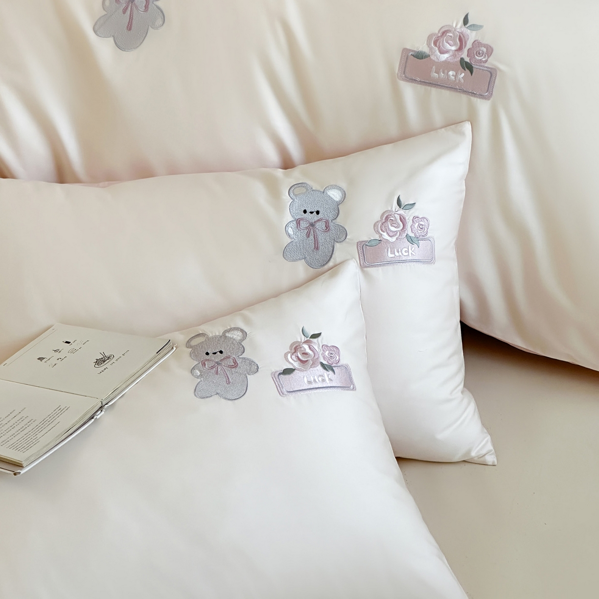 91家纺网 家纺一手货源 找家纺 爱缦 2026新款100s全棉四件套-熊小花系列 白拼粉