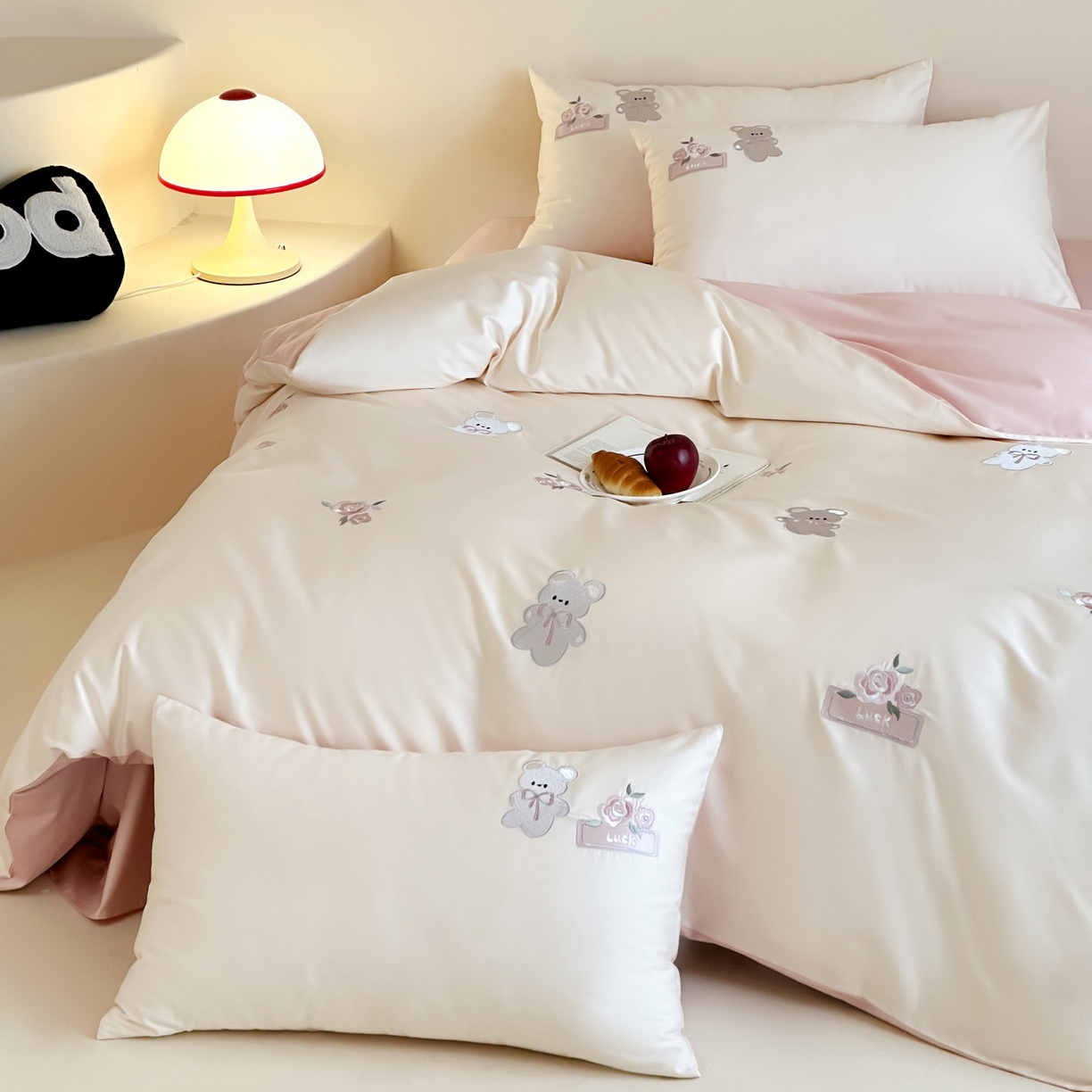 91家纺网 家纺一手货源 找家纺 爱缦 2026新款100s全棉四件套-熊小花系列 白拼粉