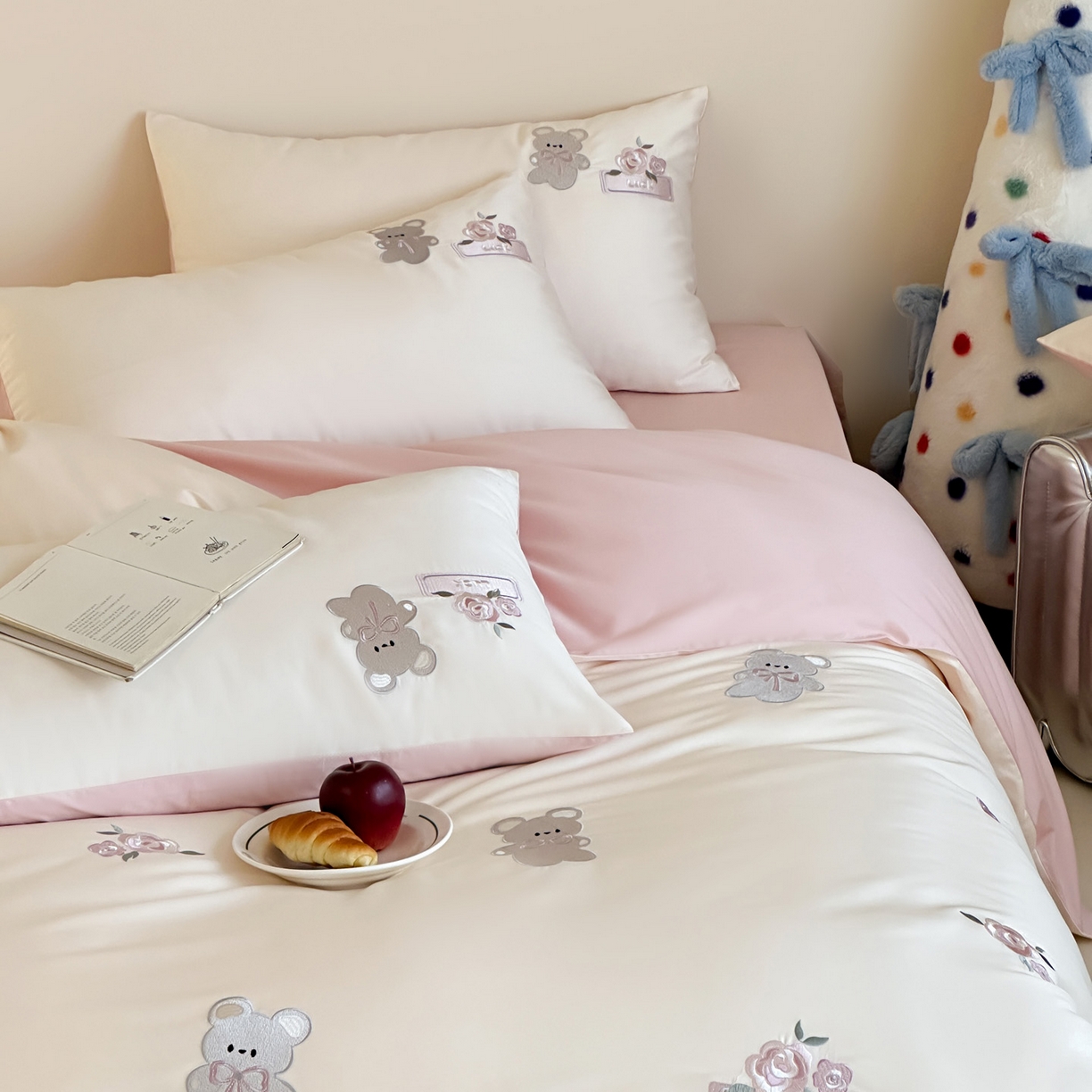 91家纺网 家纺一手货源 找家纺 爱缦 2026新款100s全棉四件套-熊小花系列 白拼粉