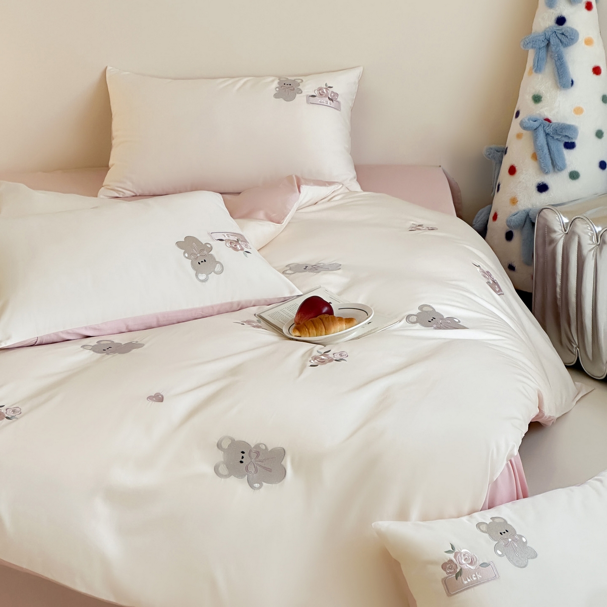 91家纺网 家纺一手货源 找家纺 爱缦 2026新款100s全棉四件套-熊小花系列 白拼粉