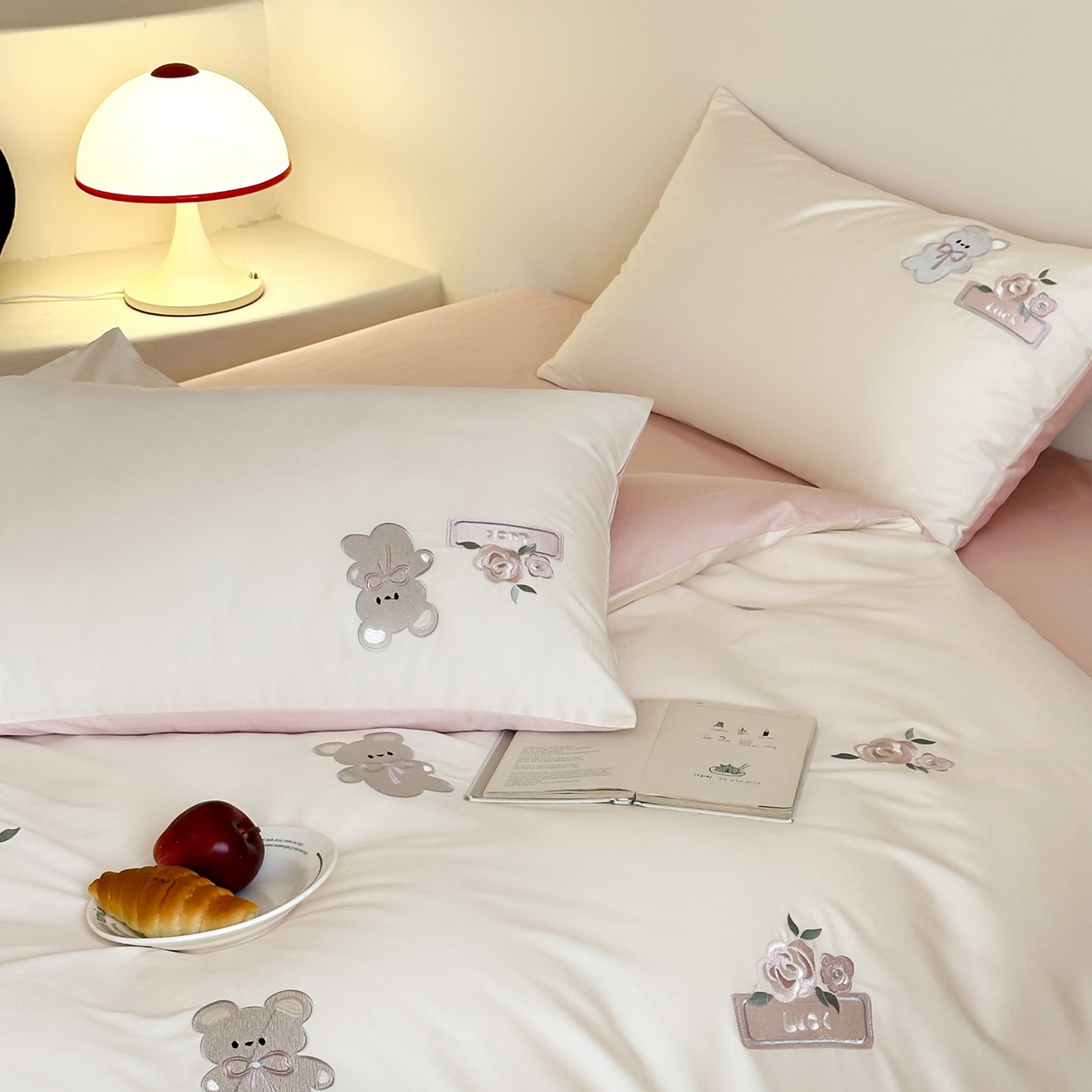 91家纺网 家纺一手货源 找家纺 爱缦 2026新款100s全棉四件套-熊小花系列 白拼粉