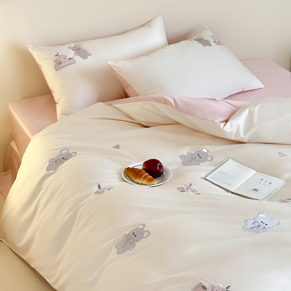 91家纺网 家纺一手货源 找家纺 爱缦 2026新款100s全棉四件套-熊小花系列 白拼粉