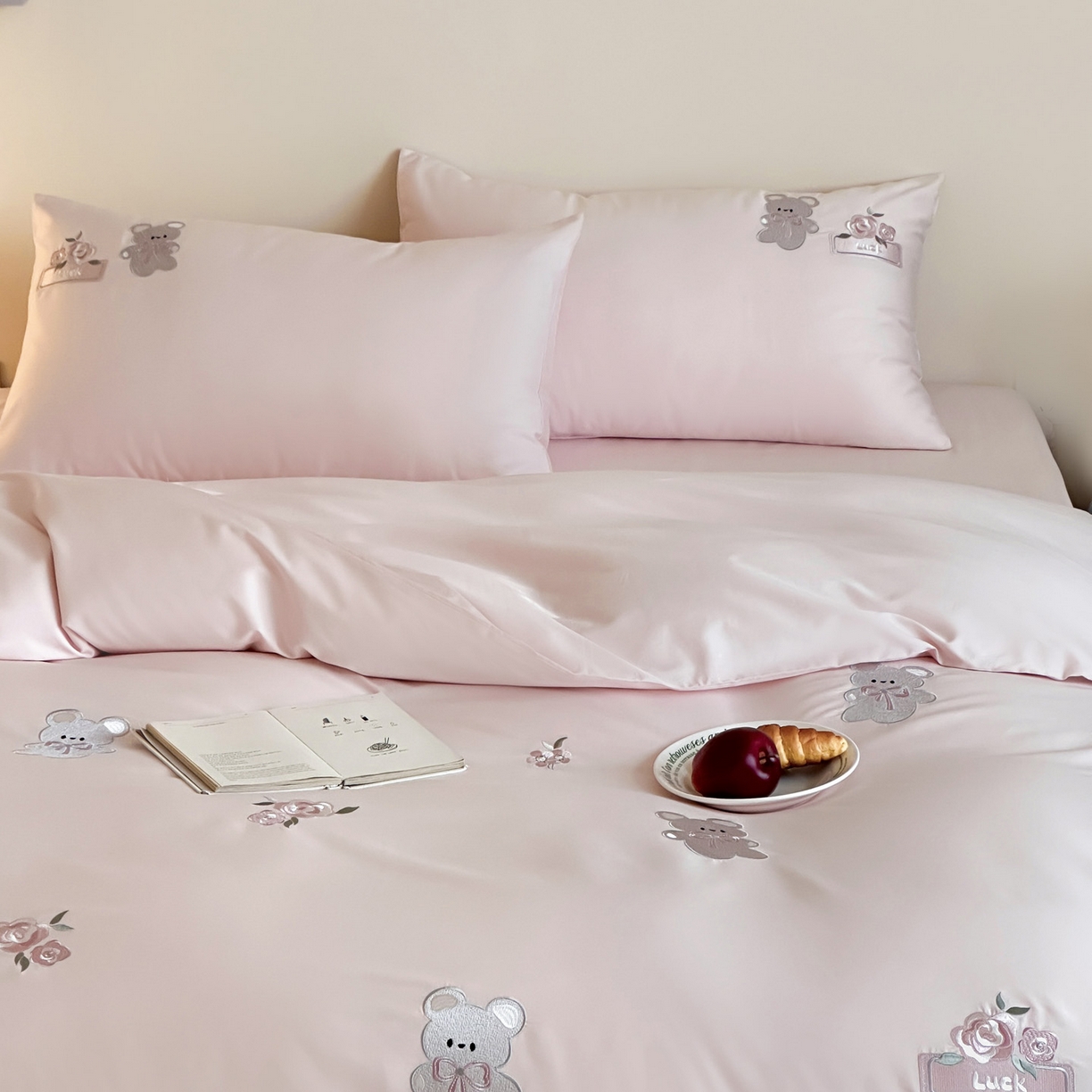 91家纺网 家纺一手货源 找家纺 爱缦 2026新款100s全棉四件套-熊小花系列 粉色