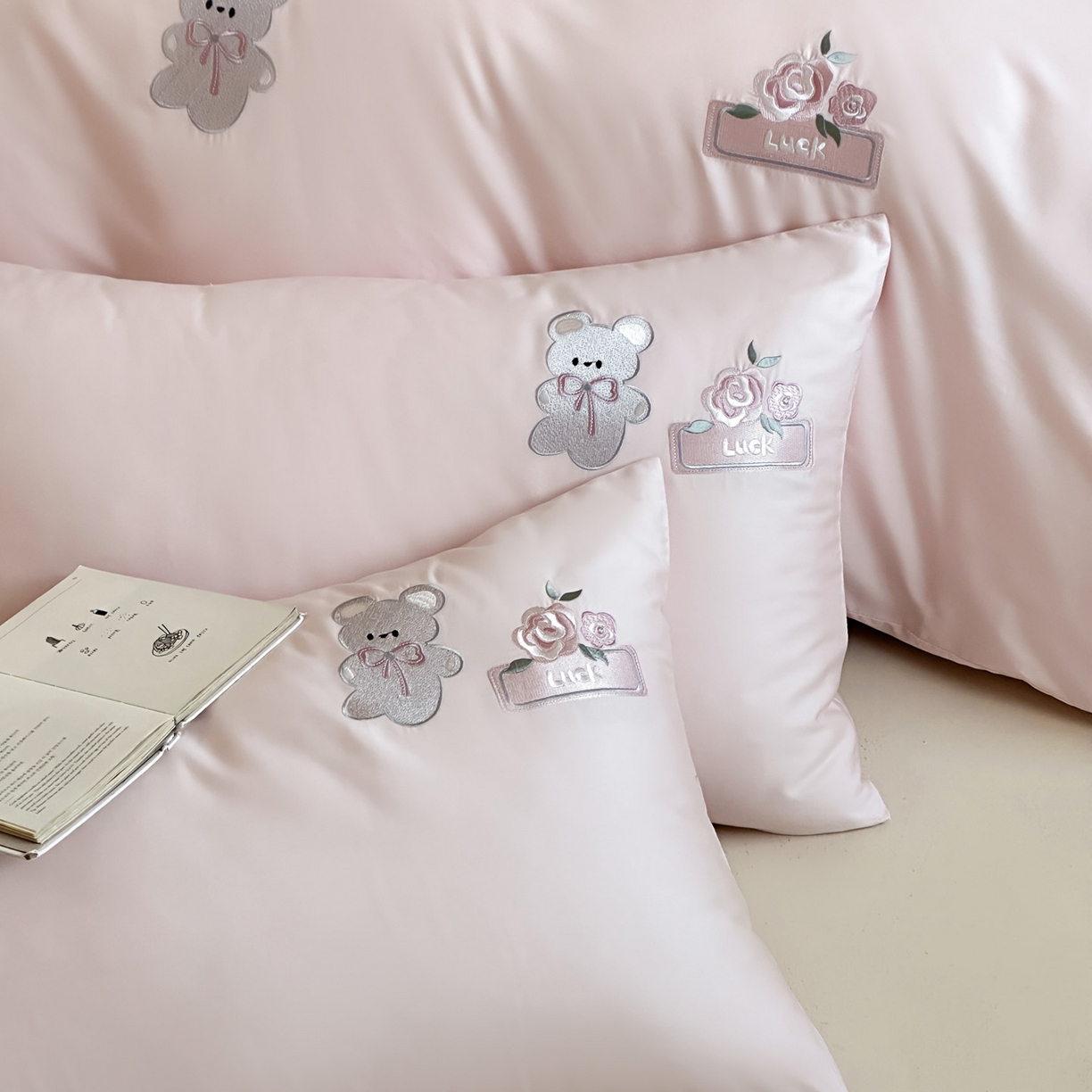 91家纺网 家纺一手货源 找家纺 爱缦 2026新款100s全棉四件套-熊小花系列 粉色