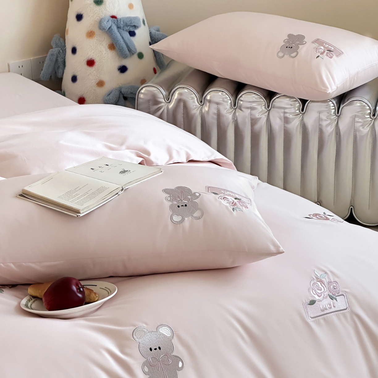 91家纺网 家纺一手货源 找家纺 爱缦 2026新款100s全棉四件套-熊小花系列 粉色