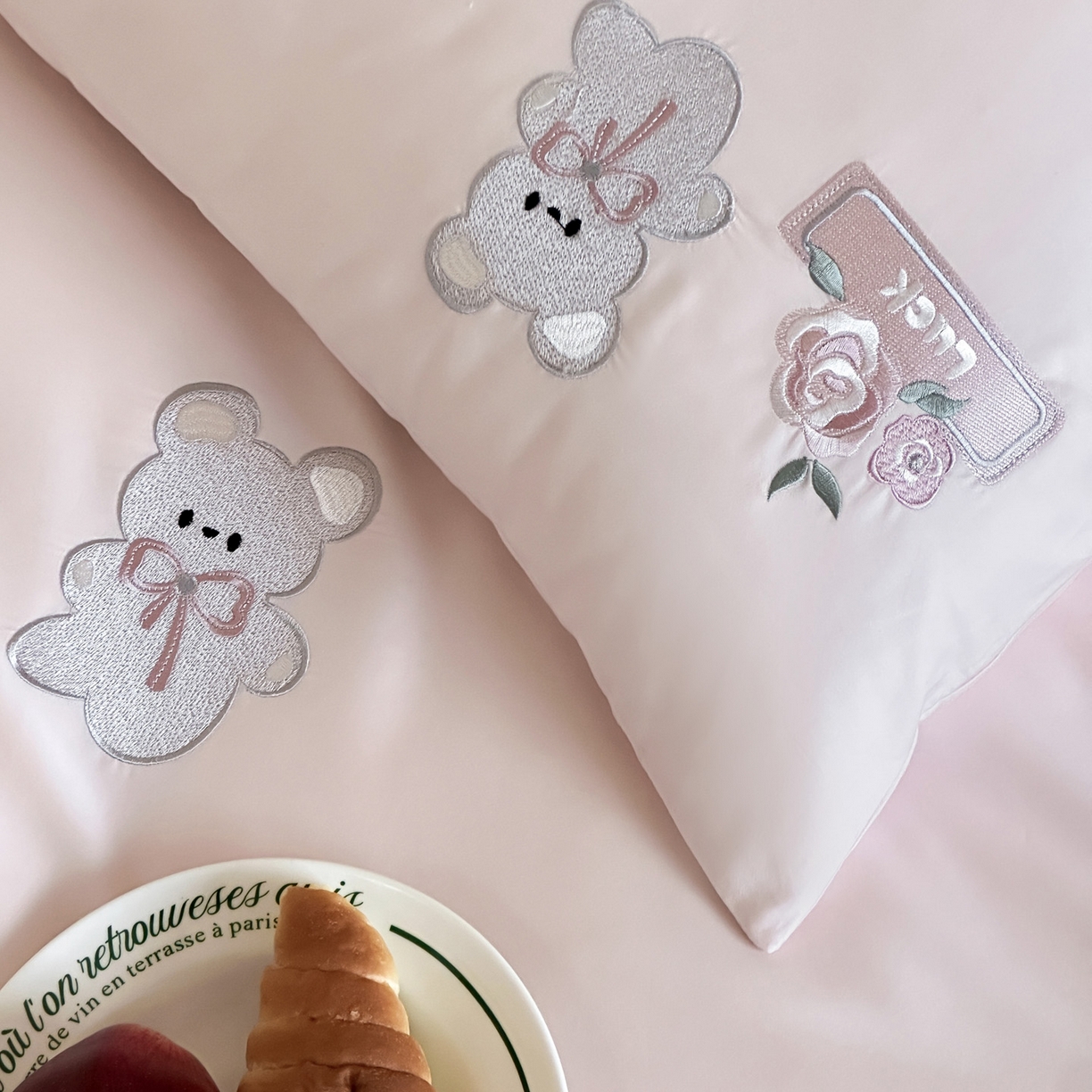 91家纺网 家纺一手货源 找家纺 爱缦 2026新款100s全棉四件套-熊小花系列 粉色