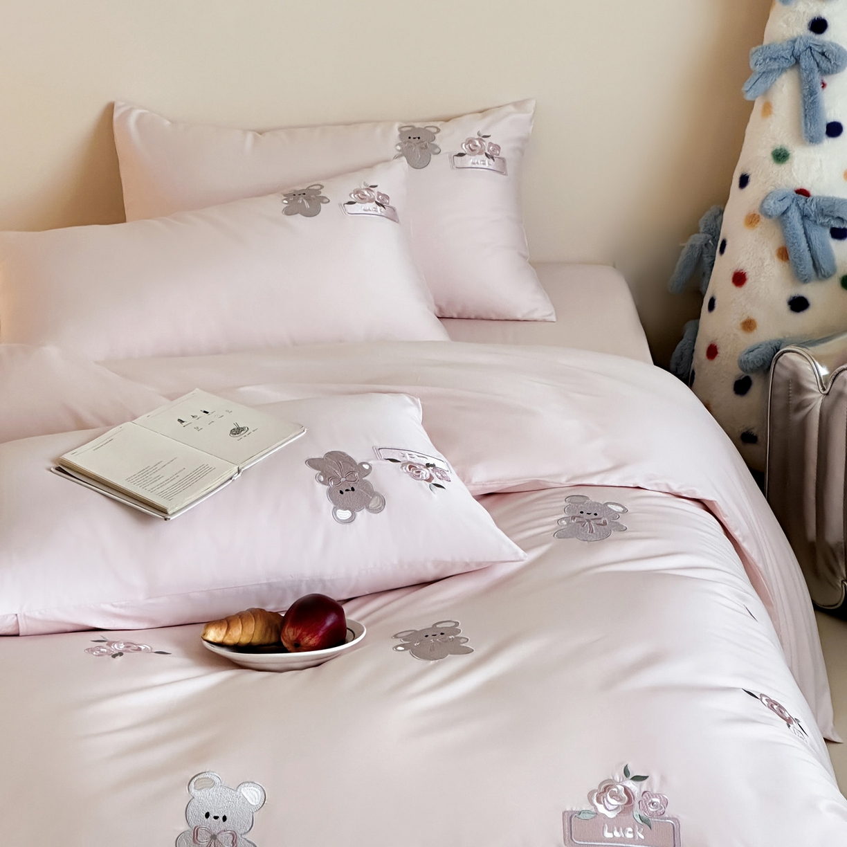 91家纺网 家纺一手货源 找家纺 爱缦 2026新款100s全棉四件套-熊小花系列 粉色