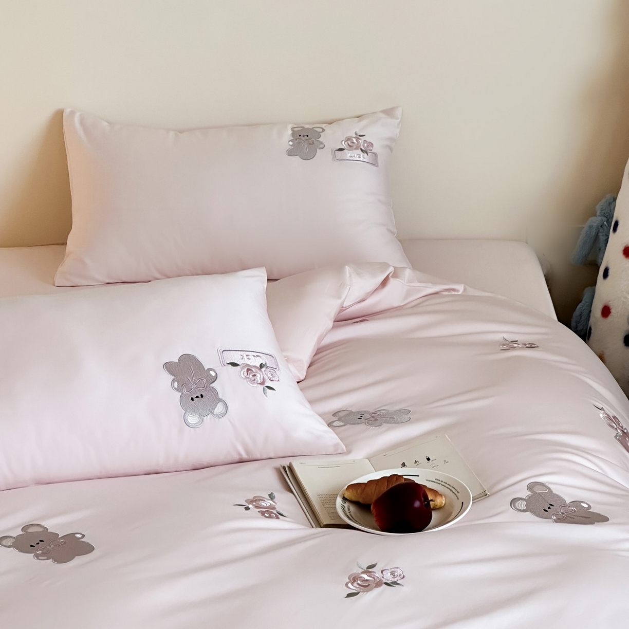 91家纺网 家纺一手货源 找家纺 爱缦 2026新款100s全棉四件套-熊小花系列 粉色