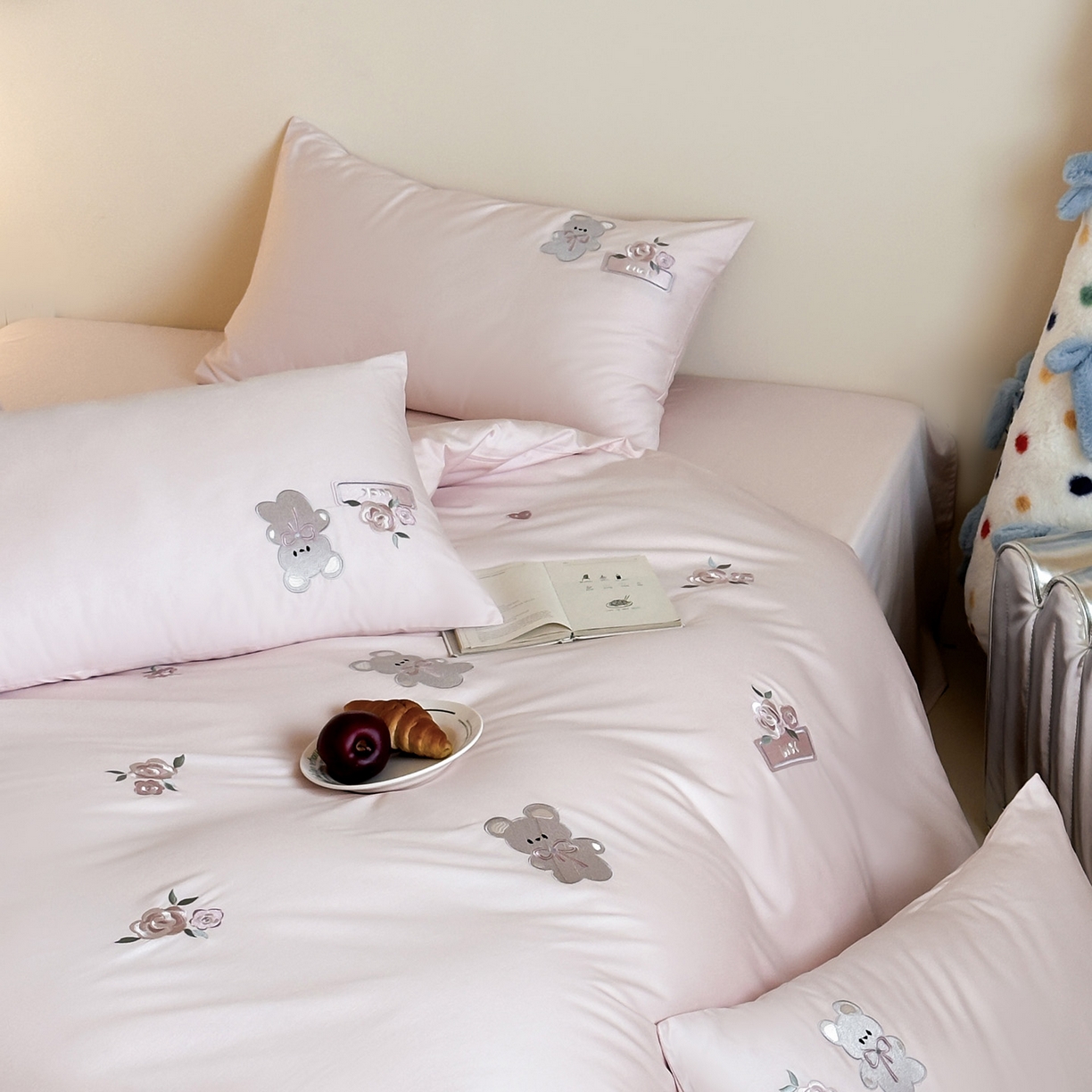 91家纺网 家纺一手货源 找家纺 爱缦 2026新款100s全棉四件套-熊小花系列 粉色