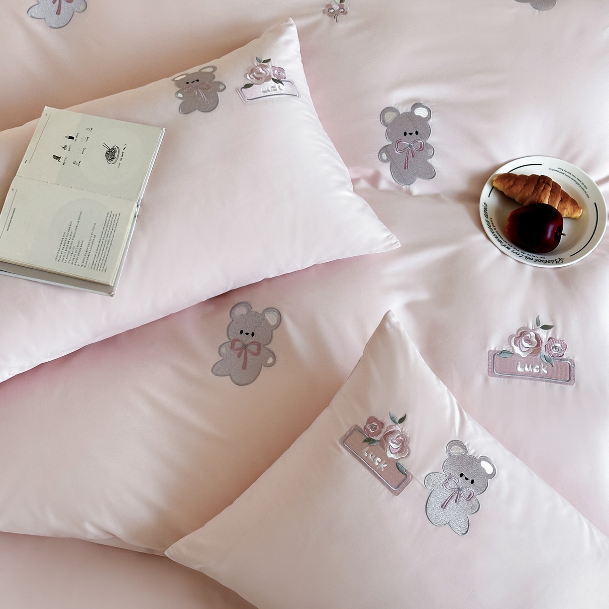 91家纺网 家纺一手货源 找家纺 爱缦 2026新款100s全棉四件套-熊小花系列 粉色