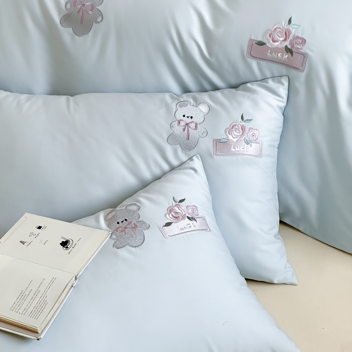 91家纺网 家纺一手货源 找家纺 爱缦 2026新款100s全棉四件套-熊小花系列 蓝色