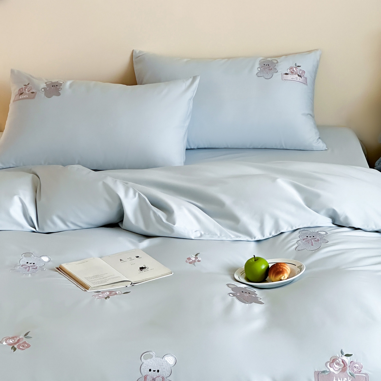 91家纺网 家纺一手货源 找家纺 爱缦 2026新款100s全棉四件套-熊小花系列 蓝色