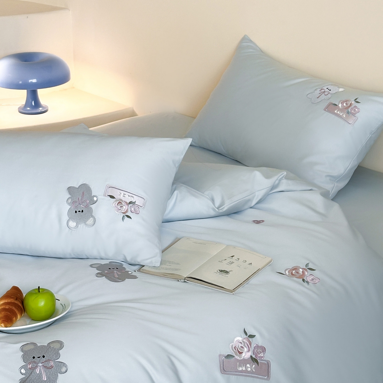 91家纺网 家纺一手货源 找家纺 爱缦 2026新款100s全棉四件套-熊小花系列 蓝色