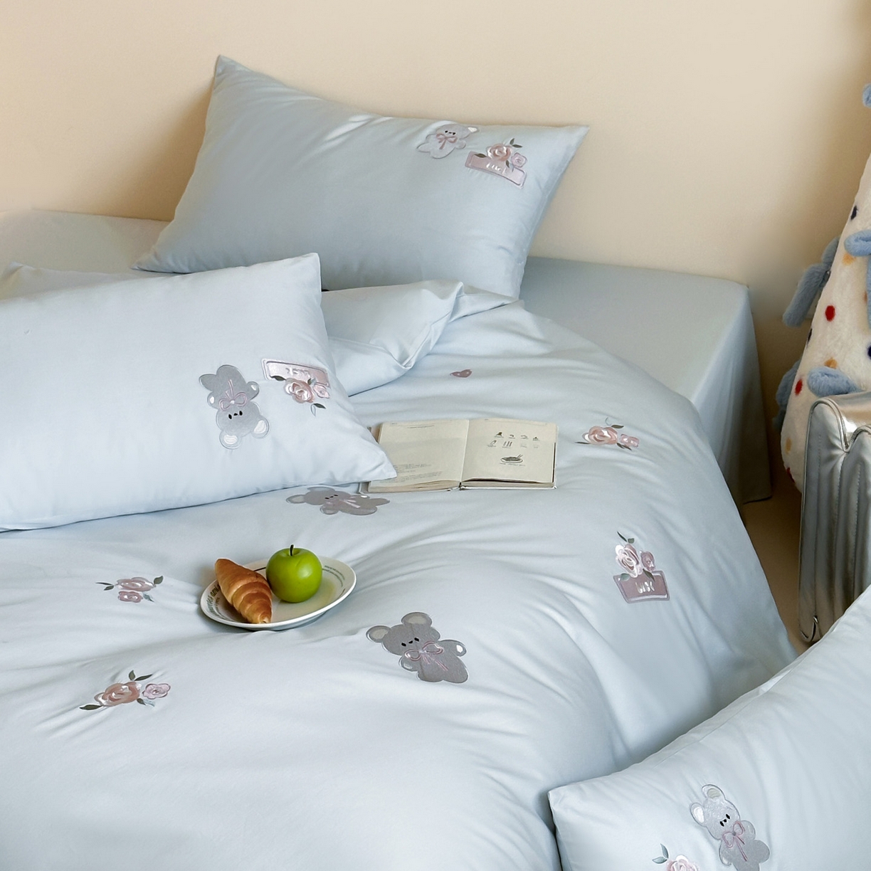 91家纺网 家纺一手货源 找家纺 爱缦 2026新款100s全棉四件套-熊小花系列 蓝色