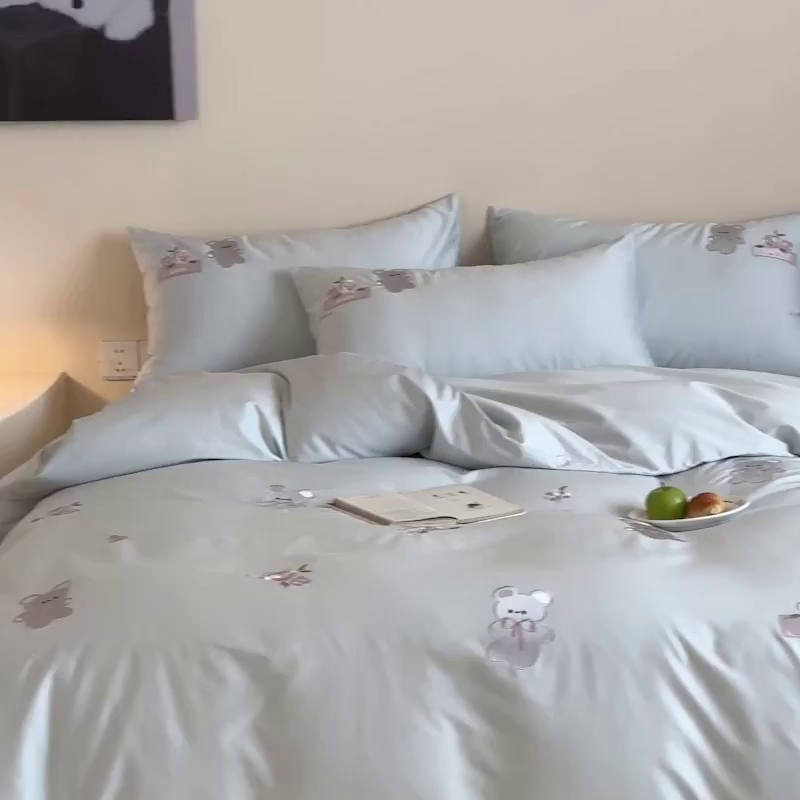 91家纺网 家纺一手货源 找家纺 爱缦 2026新款100s全棉四件套-熊小花系列 蓝色