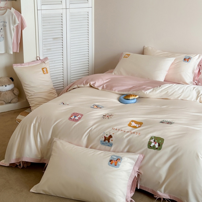 91家纺网 家纺一手货源 找家纺 爱缦 2026新款小马奔腾系列100s全棉四件套（此款券后控价：小号238，标准298，大号318） 小马奔腾-白粉色