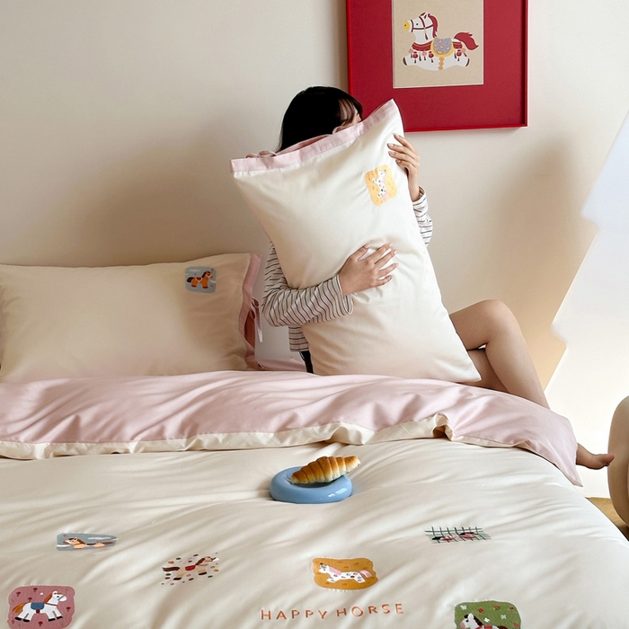 爱缦 2026新款小马奔腾系列100s全棉四件套（此款券后控价：小号238，标准298，大号318） 小马奔腾-白粉色