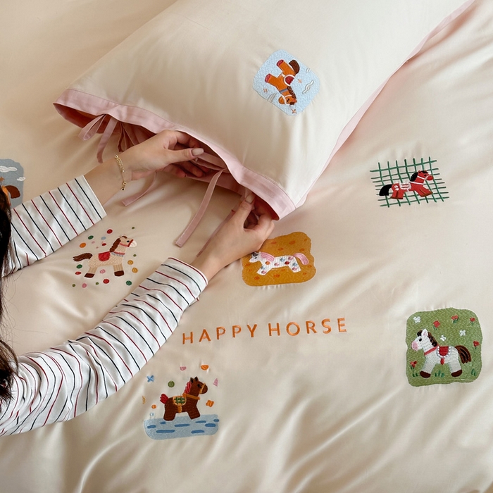 91家纺网 家纺一手货源 找家纺 爱缦 2026新款小马奔腾系列100s全棉四件套（此款券后控价：小号238，标准298，大号318） 小马奔腾-白粉色
