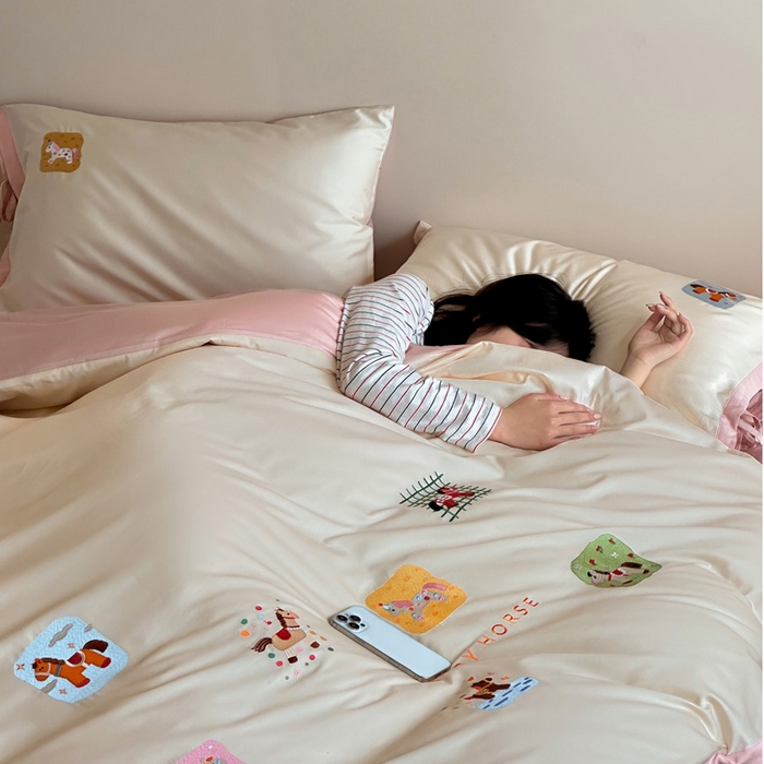 91家纺网 家纺一手货源 找家纺 爱缦 2026新款小马奔腾系列100s全棉四件套（此款券后控价：小号238，标准298，大号318） 小马奔腾-白粉色