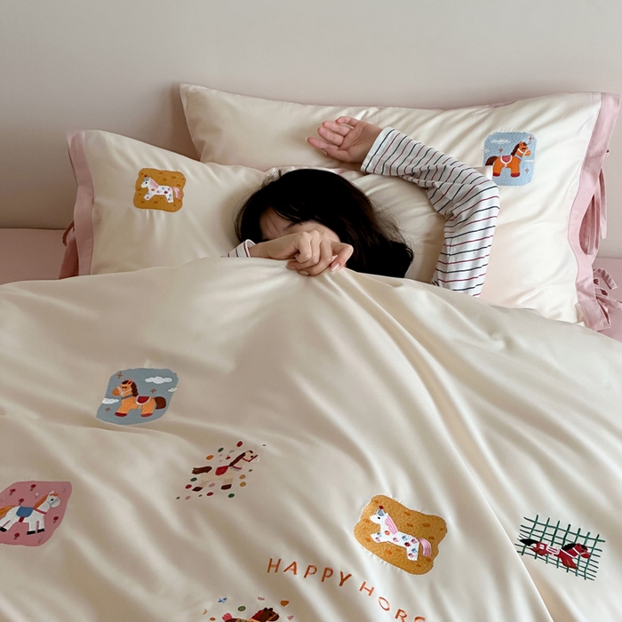 91家纺网 家纺一手货源 找家纺 爱缦 2026新款小马奔腾系列100s全棉四件套（此款券后控价：小号238，标准298，大号318） 小马奔腾-白粉色