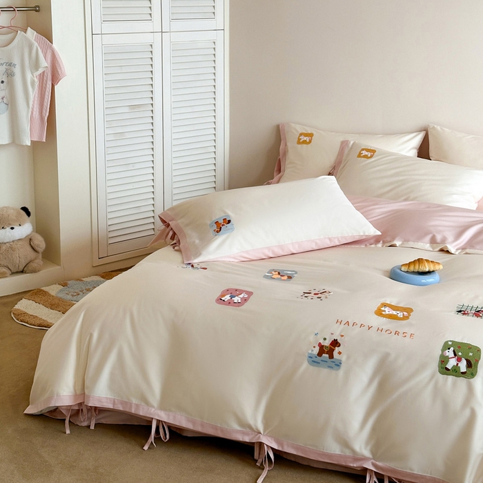 91家纺网 家纺一手货源 找家纺 爱缦 2026新款小马奔腾系列100s全棉四件套（此款券后控价：小号238，标准298，大号318） 小马奔腾-白粉色