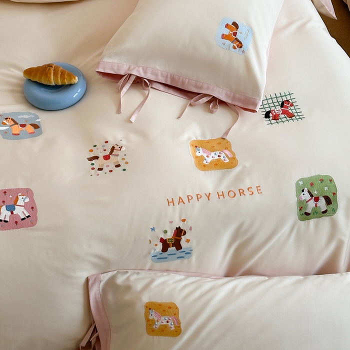 91家纺网 家纺一手货源 找家纺 爱缦 2026新款小马奔腾系列100s全棉四件套（此款券后控价：小号238，标准298，大号318） 小马奔腾-白粉色