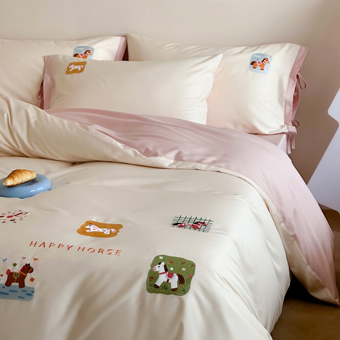 91家纺网 家纺一手货源 找家纺 爱缦 2026新款小马奔腾系列100s全棉四件套（此款券后控价：小号238，标准298，大号318） 小马奔腾-白粉色
