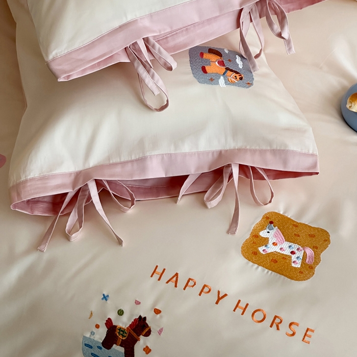 91家纺网 家纺一手货源 找家纺 爱缦 2026新款小马奔腾系列100s全棉四件套（此款券后控价：小号238，标准298，大号318） 小马奔腾-白粉色