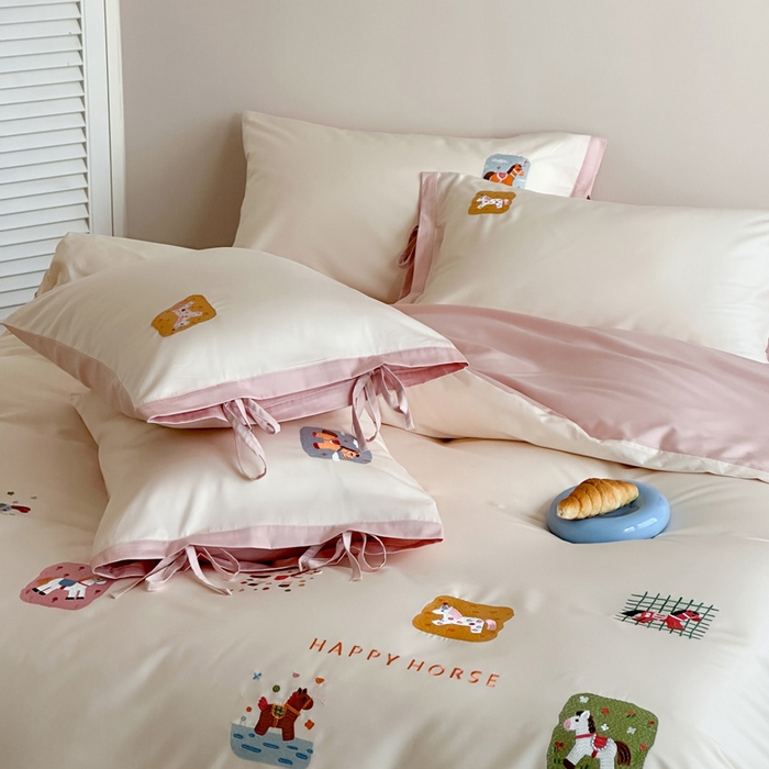 91家纺网 家纺一手货源 找家纺 爱缦 2026新款小马奔腾系列100s全棉四件套（此款券后控价：小号238，标准298，大号318） 小马奔腾-白粉色