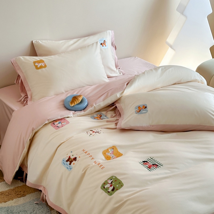 91家纺网 家纺一手货源 找家纺 爱缦 2026新款小马奔腾系列100s全棉四件套（此款券后控价：小号238，标准298，大号318） 小马奔腾-白粉色