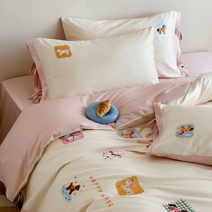 91家纺网 家纺一手货源 找家纺 爱缦 2026新款小马奔腾系列100s全棉四件套（此款券后控价：小号238，标准298，大号318） 小马奔腾-白粉色