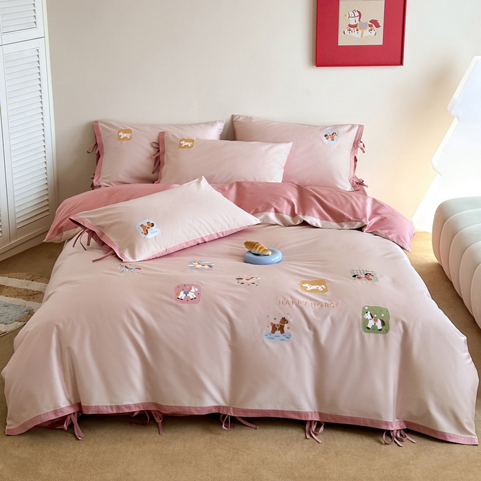 91家纺网 家纺一手货源 找家纺 爱缦 2026新款小马奔腾系列100s全棉四件套（此款券后控价：小号238，标准298，大号318） 小马奔腾-草莓粉