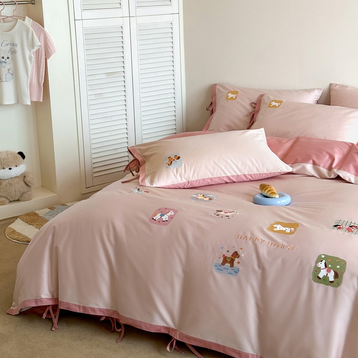 91家纺网 家纺一手货源 找家纺 爱缦 2026新款小马奔腾系列100s全棉四件套（此款券后控价：小号238，标准298，大号318） 小马奔腾-草莓粉