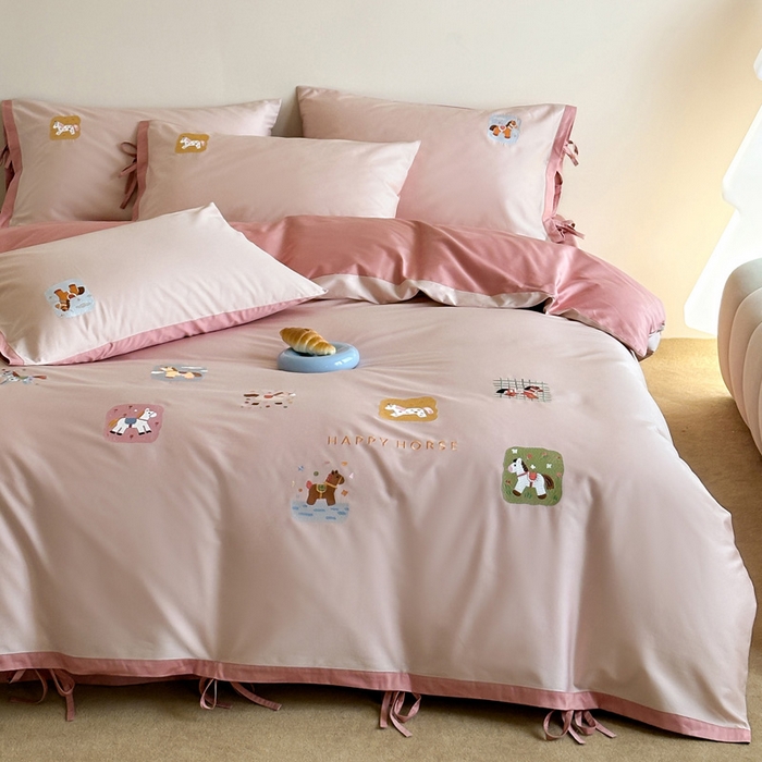 91家纺网 家纺一手货源 找家纺 爱缦 2026新款小马奔腾系列100s全棉四件套（此款券后控价：小号238，标准298，大号318） 小马奔腾-草莓粉