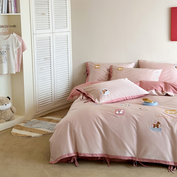 91家纺网 家纺一手货源 找家纺 爱缦 2026新款小马奔腾系列100s全棉四件套（此款券后控价：小号238，标准298，大号318） 小马奔腾-草莓粉