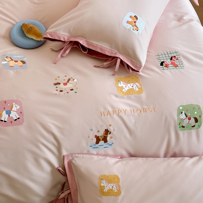 91家纺网 家纺一手货源 找家纺 爱缦 2026新款小马奔腾系列100s全棉四件套（此款券后控价：小号238，标准298，大号318） 小马奔腾-草莓粉