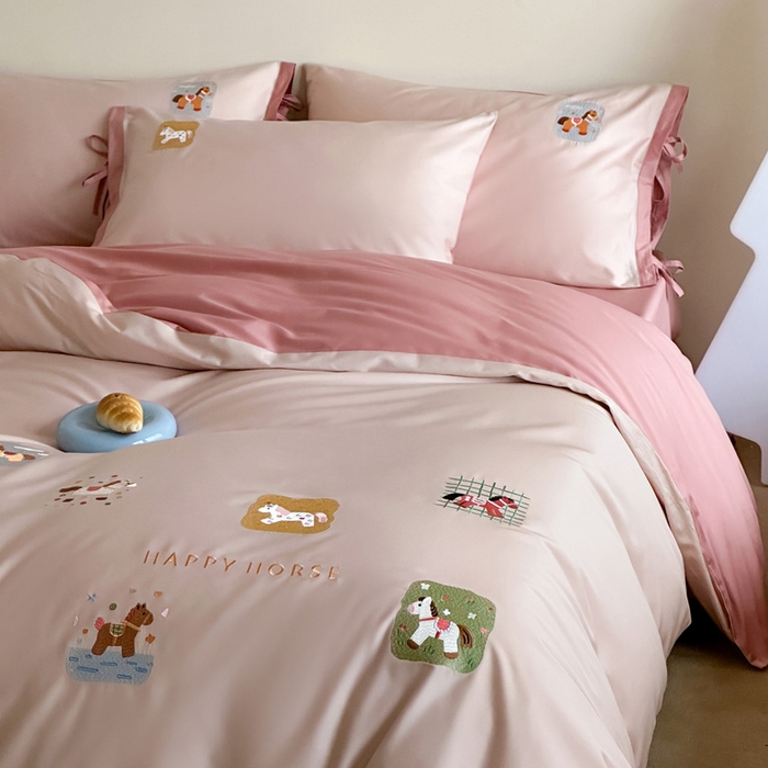 91家纺网 家纺一手货源 找家纺 爱缦 2026新款小马奔腾系列100s全棉四件套（此款券后控价：小号238，标准298，大号318） 小马奔腾-草莓粉
