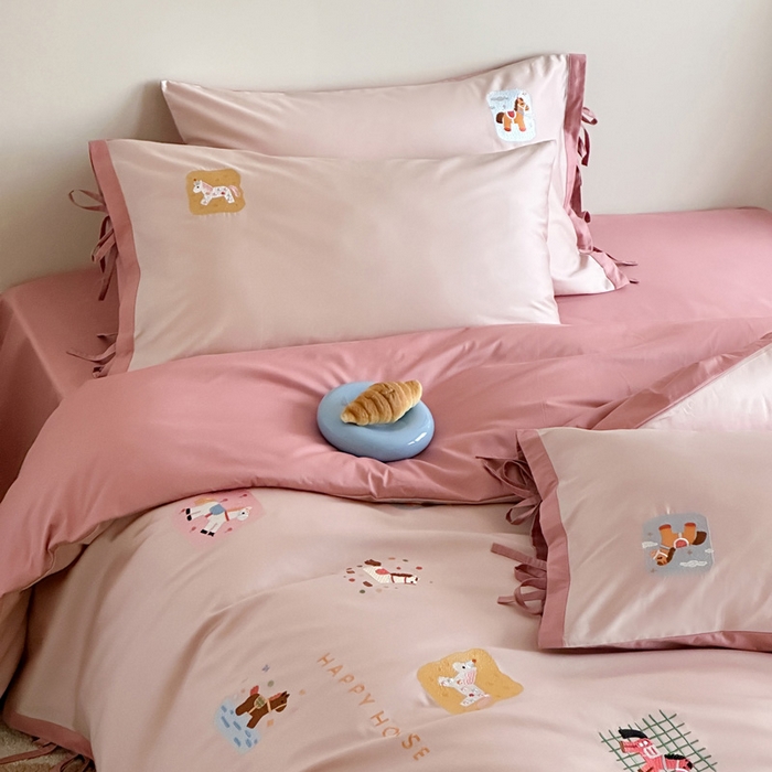 91家纺网 家纺一手货源 找家纺 爱缦 2026新款小马奔腾系列100s全棉四件套（此款券后控价：小号238，标准298，大号318） 小马奔腾-草莓粉
