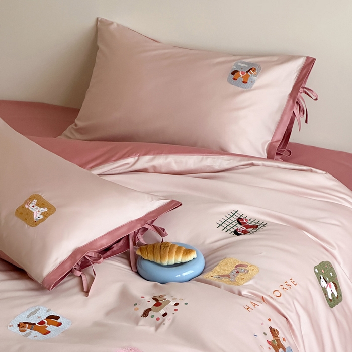 91家纺网 家纺一手货源 找家纺 爱缦 2026新款小马奔腾系列100s全棉四件套（此款券后控价：小号238，标准298，大号318） 小马奔腾-草莓粉