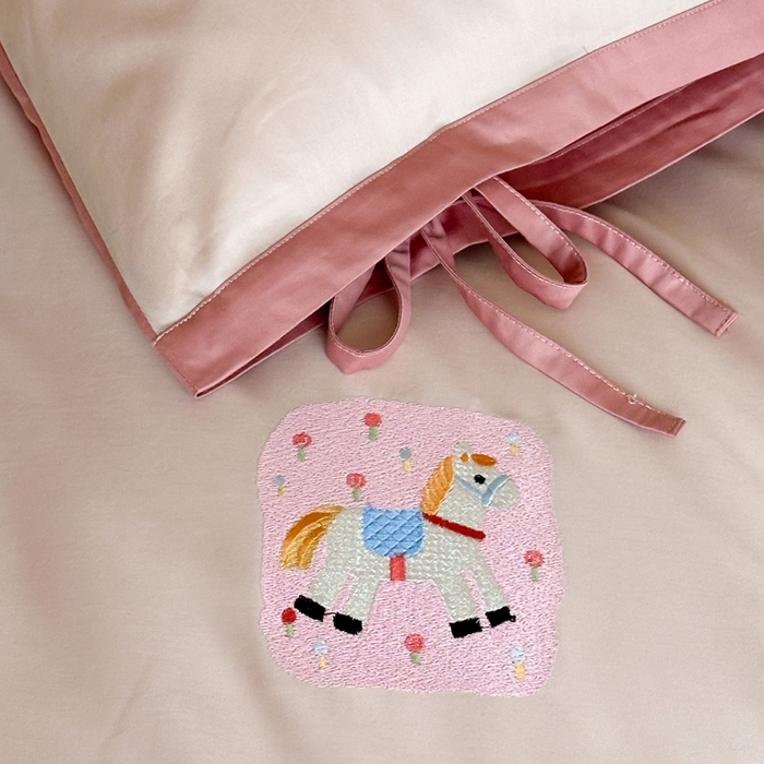 91家纺网 家纺一手货源 找家纺 爱缦 2026新款小马奔腾系列100s全棉四件套（此款券后控价：小号238，标准298，大号318） 小马奔腾-草莓粉