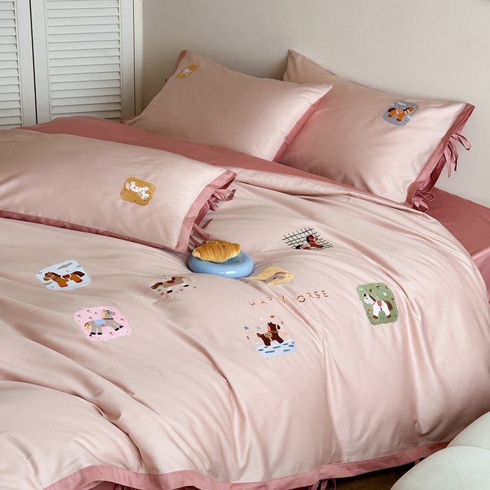 91家纺网 家纺一手货源 找家纺 爱缦 2026新款小马奔腾系列100s全棉四件套（此款券后控价：小号238，标准298，大号318） 小马奔腾-草莓粉