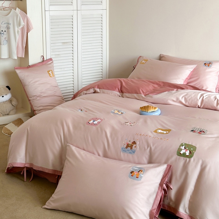 91家纺网 家纺一手货源 找家纺 爱缦 2026新款小马奔腾系列100s全棉四件套（此款券后控价：小号238，标准298，大号318） 小马奔腾-草莓粉