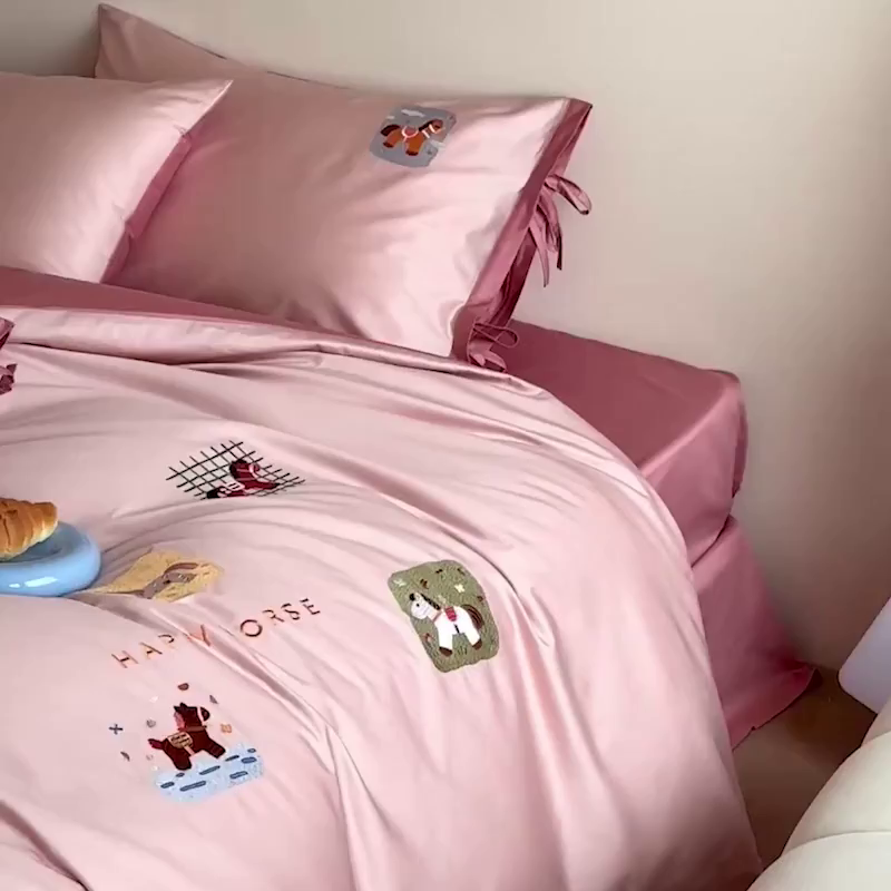 91家纺网 家纺一手货源 找家纺 爱缦 2026新款小马奔腾系列100s全棉四件套（此款券后控价：小号238，标准298，大号318） 小马奔腾-草莓粉