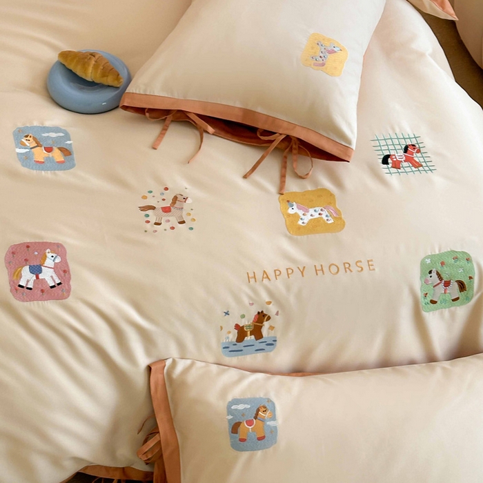 91家纺网 家纺一手货源 找家纺 爱缦 2026新款小马奔腾系列100s全棉四件套（此款券后控价：小号238，标准298，大号318） 小马奔腾-奶油桔