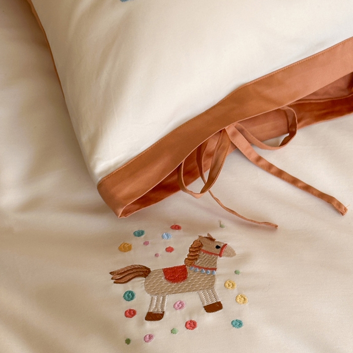 91家纺网 家纺一手货源 找家纺 爱缦 2026新款小马奔腾系列100s全棉四件套（此款券后控价：小号238，标准298，大号318） 小马奔腾-奶油桔