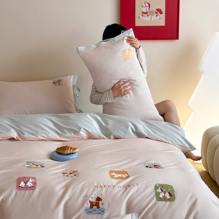 爱缦 2026新款小马奔腾系列100s全棉四件套（此款券后控价：小号238，标准298，大号318） 小马奔腾-浅粉蓝