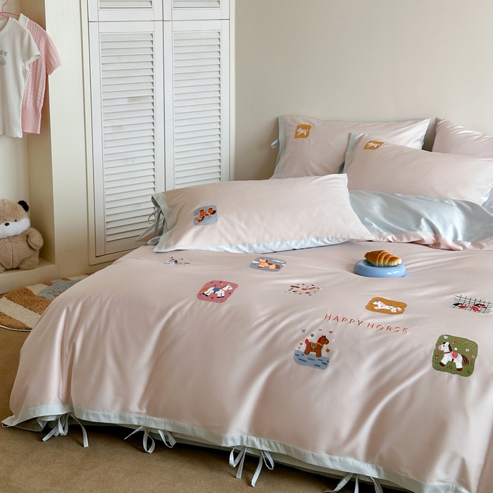 91家纺网 家纺一手货源 找家纺 爱缦 2026新款小马奔腾系列100s全棉四件套（此款券后控价：小号238，标准298，大号318） 小马奔腾-浅粉蓝