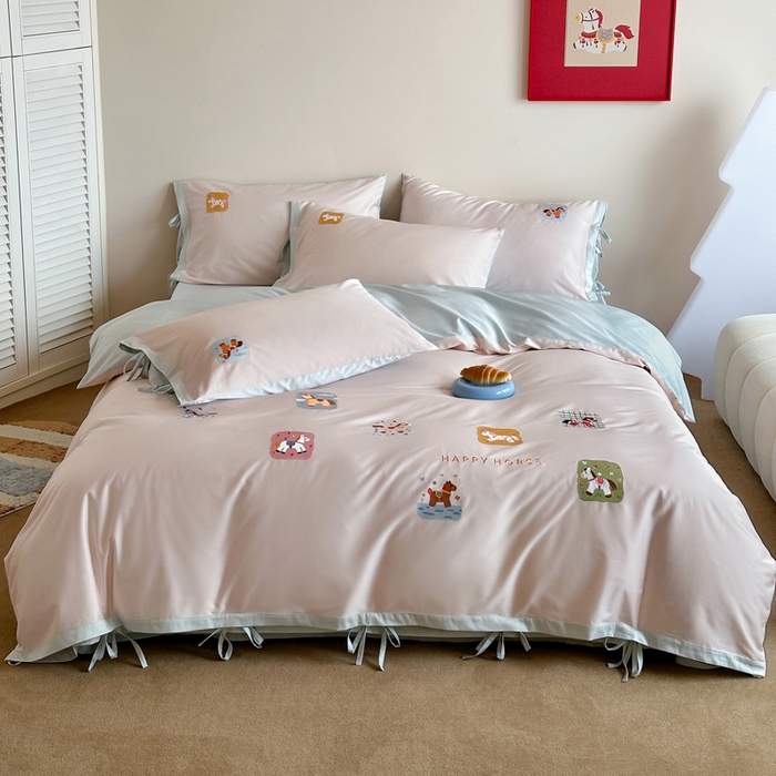 91家纺网 家纺一手货源 找家纺 爱缦 2026新款小马奔腾系列100s全棉四件套（此款券后控价：小号238，标准298，大号318） 小马奔腾-浅粉蓝